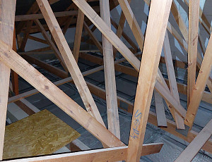 Izolace novostavby rodinného domu s vazníkovou konstrukcí krovu